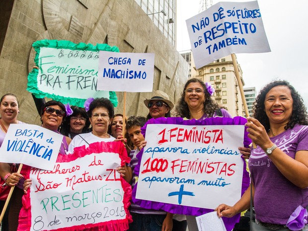 Mulheres reunidas na Avenida Paulista neste domingo (Foto: Cris Faga/Fox Press Photo/Estadão Conteúdo)