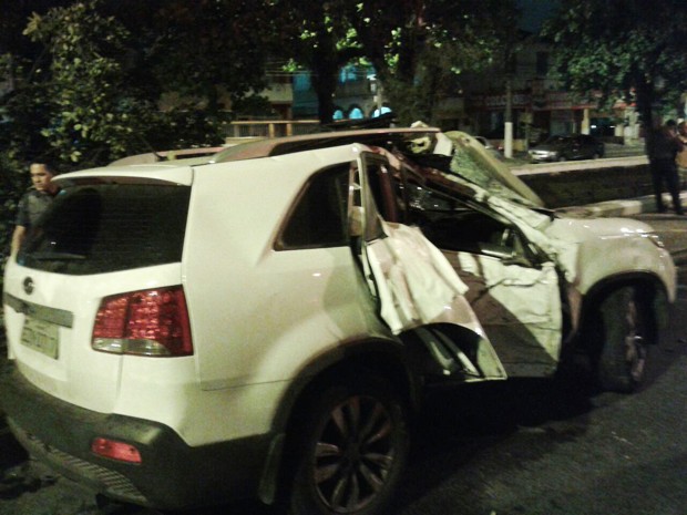 Carro ficou com a lataria amassada após o acidente (Foto: Robson Cruz/SAMU Santos)