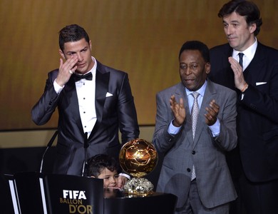 Cristiano Ronaldo e pele, bola de ouro da FIFA (Foto: AFP)