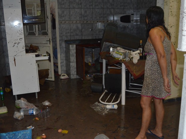 Moradora contabiliza prejuízos causados pela chuva, no bairro São Vicente (Foto: Neidiana Oliveira/G1 RR)