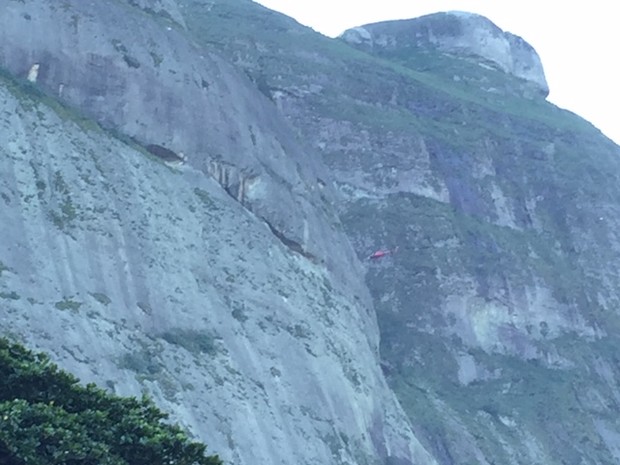 Bombeiros do Grupamento de Operações Aéreas fazem buscas por esportista na Pedra Bonita (Foto: Mariucha Machado/ G1)