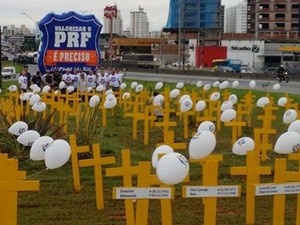 Em 16 cruzes foram escritos nomes de policiais mortos (Foto: Rafael Souto/Divulgação)