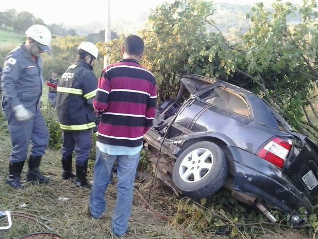 Carro ficou destruído após acidente na madrugada deste sábado (19) em Minas Gerais (Foto: Divulgação/Corpo de Bombeiros)