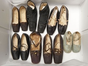 Sapatos usados pelos membros da realeza na infância estão expostos no Museu de Londres (Foto: Divulgação/Museum of London)