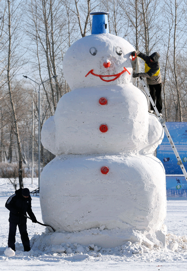 Grupo construiu boneco de neve de cinco metros de altura na Rússia (Foto: Ilya Naymushin/Reuters)