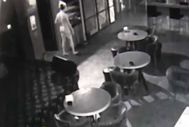 Câmeras flagraram ladrão nu roubando bar em Taiwan (Foto: Reprodução/YouTube/TomoNews US)