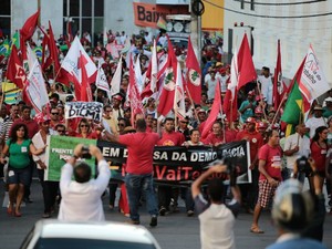 Simpatizantes do governo marcham em direção à Praça dos Martírios, em Maceió (Foto: Jonathan Lins/G1)