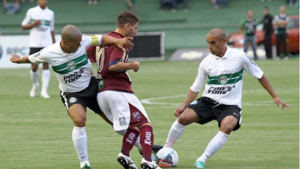 Alex e Gil disputam a bola na vitória do Coritiba sobre o Toledo (Foto: Divulgação / Site oficial do Coritiba)