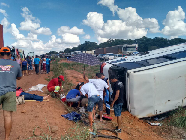 Ônibus tombou e deixou passageiros feridos em rodovia federal em MT (Foto: Eduardo Monteiro/TVCA)