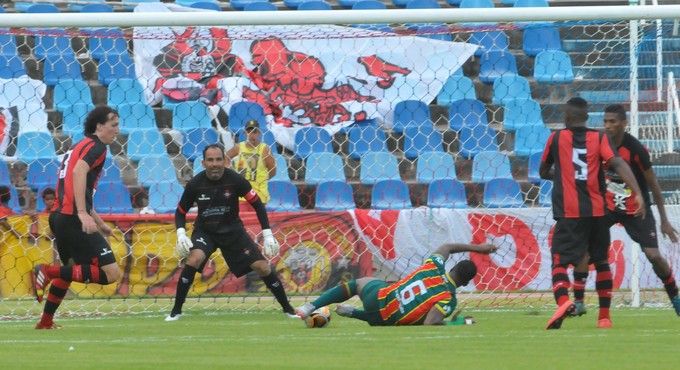 Rodrigo Ramos e Hismael do Moto Club em jogo contra Sampaio (Foto: Biaman Prado / O Estado) Rodrigo Ramos e Hismael do Moto Club em jogo contra Sampaio (Foto: Biaman Prado / O Estado)