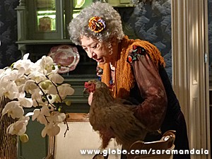 Candinha e suas galinhas imaginárias (Foto: Saramandaia/ TV Globo)