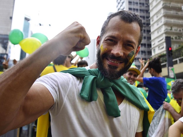 O ator Malvino Salvador participa de manifestação na Avenida Paulista, em São Paulo (Foto: Cris Faga/Fox Press Photo/Estadão Conteúdo)