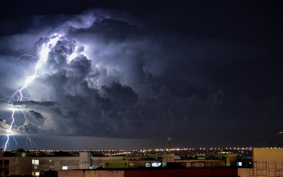 Fotografia de longa exposição de raios e tempestade no Distrito Federal (Foto: Felipe Bastos/Arquivo pessoal)