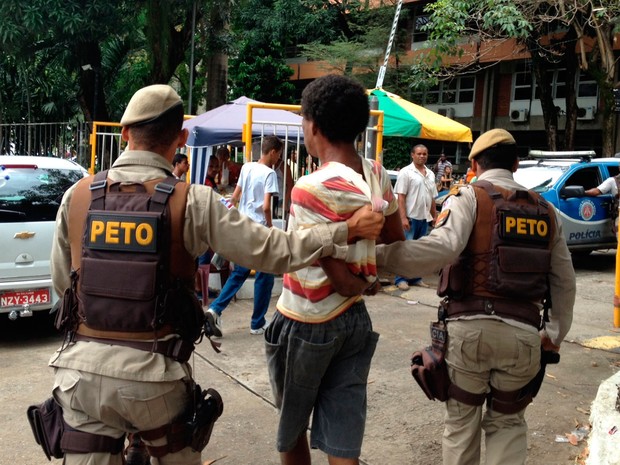 Suspeito preso nas proximidades de local de prova do Enem em Salvador (Foto: Maiana Belo/G1)