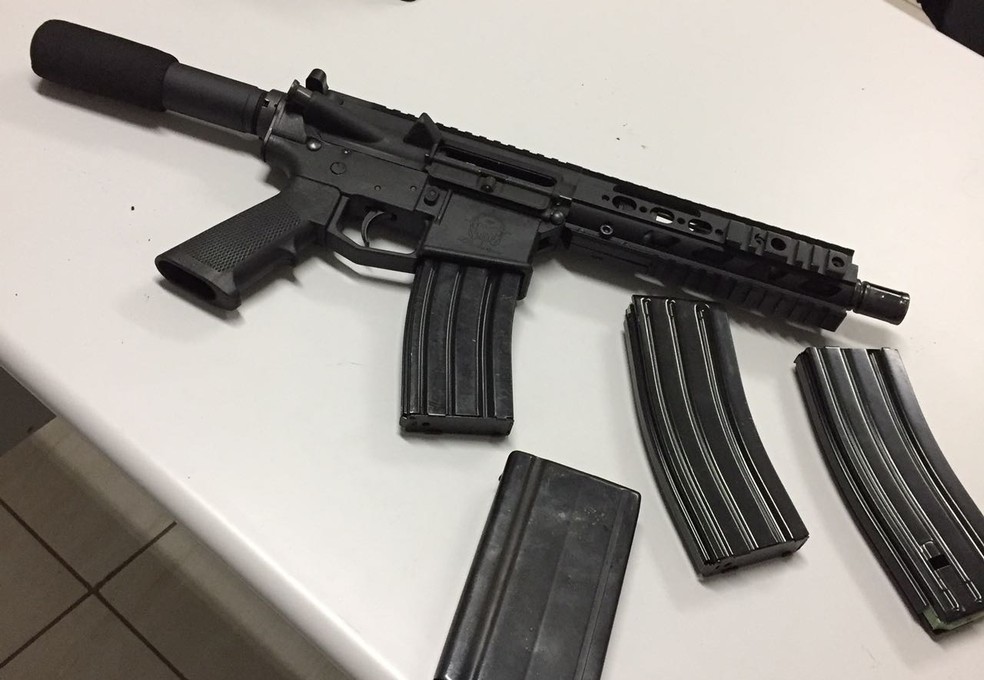 Armas, drogas e munições estavam em um fundo falso de um caminhão (Foto: Polícia Civil/Cedida)