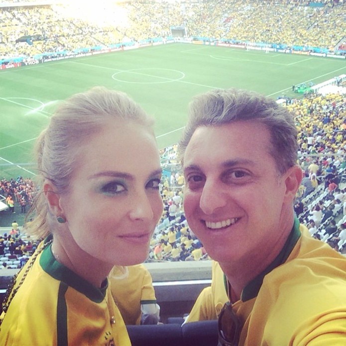 Foto de Luciano Huck e Angélica no jogo do Brasil foi a mais curtida durante o primeiro jogo da Copa do Mundo (Foto: Reprodução/Facebook)