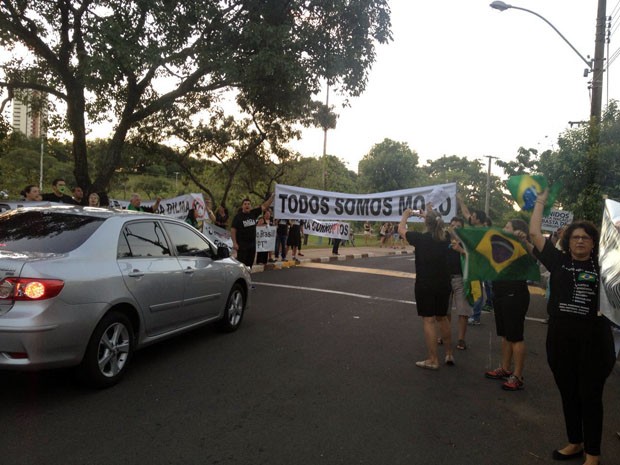 G Manifestantes Fazem Buzina O Contra Lula E Dilma No Parque Do Povo