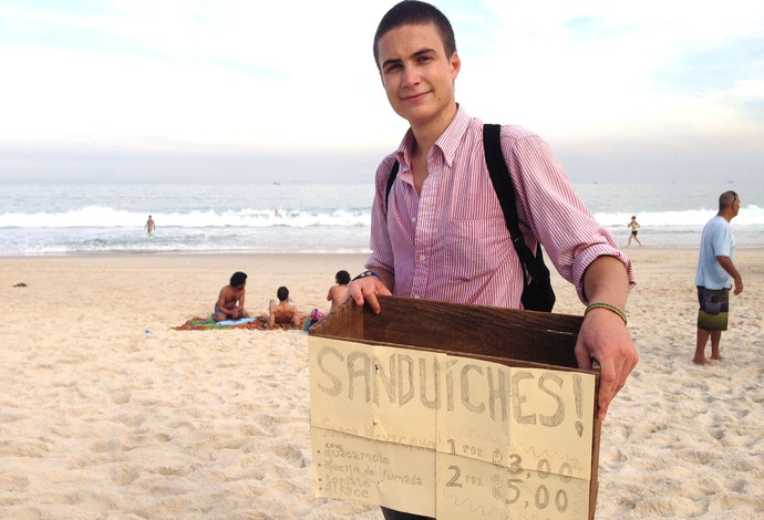 Australiano vende sanduíche na praia para se manter durante Copa (Foto: Vicente Seda)