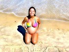Bárbara Borges, grávida do segundo filho, exibe o barrigão de biquíni