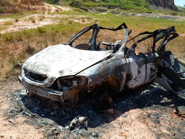 Veículo do taxista de Jacareí foi totalmente destruído após o fogo. (Foto: Divulgação/Sindicato dos Taxistas)