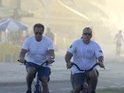 Arnold Schwarzenegger pedala na orla do Rio