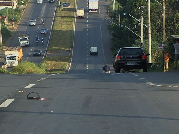 Motorista da moto tentou atravessar a rodovia pelo canteiro central, em Goiânia, Goiás (Foto: Reprodução/ TV Anhanguera)