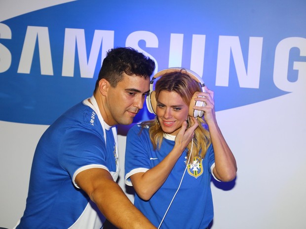 André Marques e Carolina Dieckmann em festa na casa do apresentador no Rio (Foto: Marcello Sá Barreto/ Ag. News)