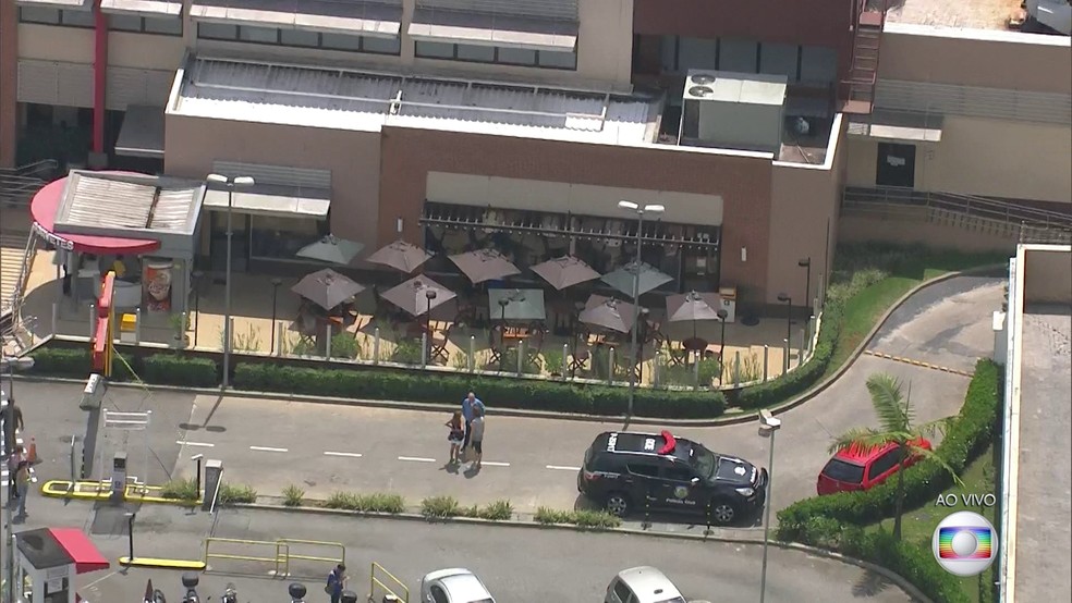 Tiroteio em McDonald's da Avenida Henrique Shaumann com a Avenida Rebouças deixa uma pessoa morta (Foto: Reprodução/ TV Globo)