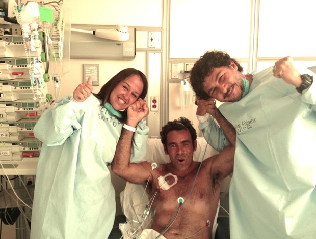 Camila Neves, Aldemir Calunga e Petrônio Tavares comemoram recuperação do surfista (Foto: Camila Neves/Arquivo Pessoal)