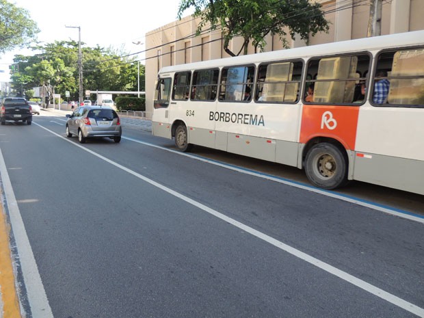 Faixa Azul na Domingos Ferreira beneficiou os ônibus (Foto: Vitor tavares / G1)