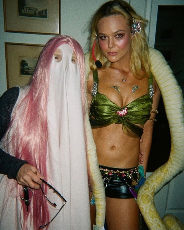 Elle Fanning se fantasiou de Britney Spears em preparação para Halloween (Foto: Reprodução / Instagram ) Elle Fanning se fantasiou de Britney Spears em preparação para Halloween (Foto: Reprodução / Instagram )