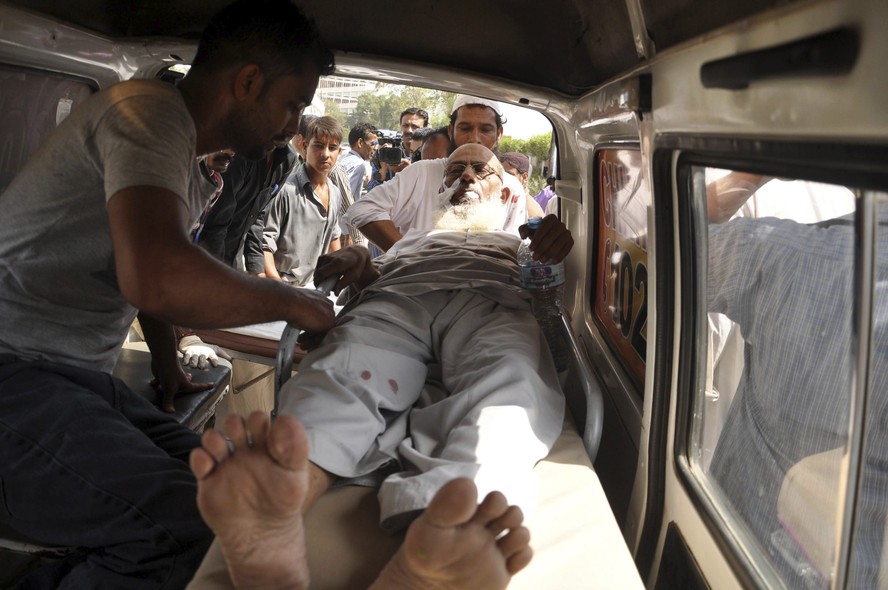 Quatro pessoas morreram e outras 15 ficaram feridas na explosão de uma bomba, deixada na porta de uma mesquita, em Karachi, Paquistão