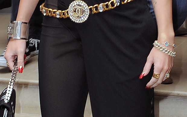 Miley Cyrus - unhas (Foto: AKM-GSI BRASil / Splash News)