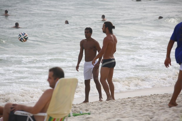 Marcello Melo Jr. com Pablo Moraes na Praia da Barra da Tijuca (Foto: Agnews)