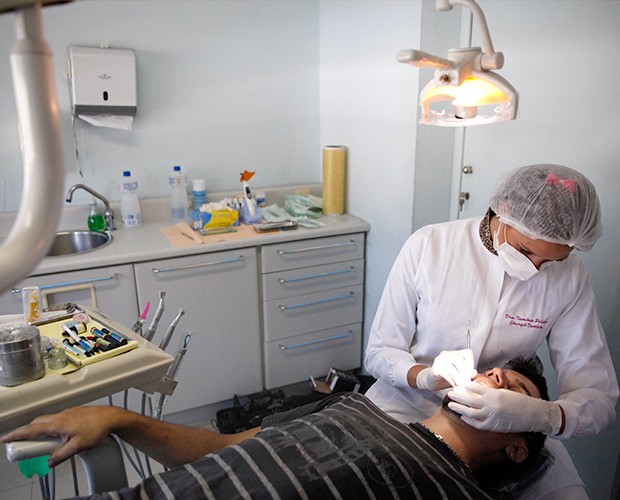 Dentista em ação! Tamires trabalha no consultório (Foto: Leonardo Viso/Gshow)