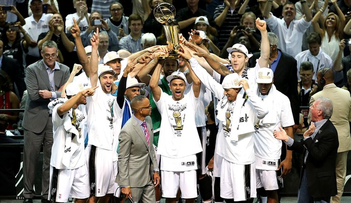 San Antonio Spurs campeão NBA taça (Foto: Reuters)