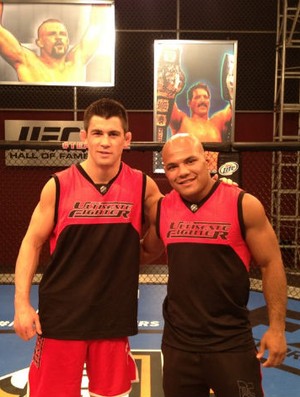 Dominick Cruz e Wilson Reis no set do The Ultimate Fighter (Foto: Divulgação)
