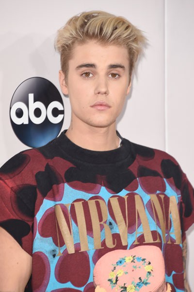 Justin Bieber em prêmio de música em Los Angeles, nos Estados Unidos (Foto: Jason Merritt/ Getty Images/ AFP)