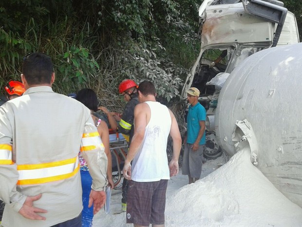 Motorista que sobreviveu foi socorrido e levado a hospital (Foto: Arquivo Pessoal/ Thalia Ribas)