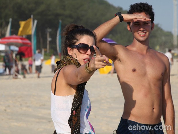 A diretora Noa Bressane orienta Gabriel Falcão (Foto: Carol Caminha / TV Globo)