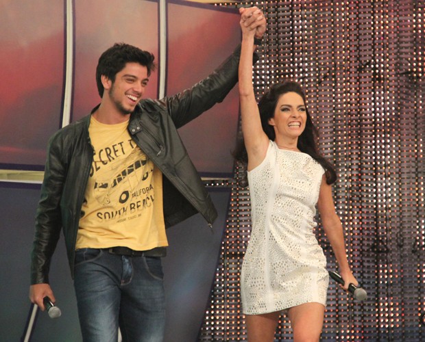 Rodrigo Simas e Claudia Ohana falam sobre suas experiências no 'Dança' (Foto: Domingão do Faustão / TV Globo)
