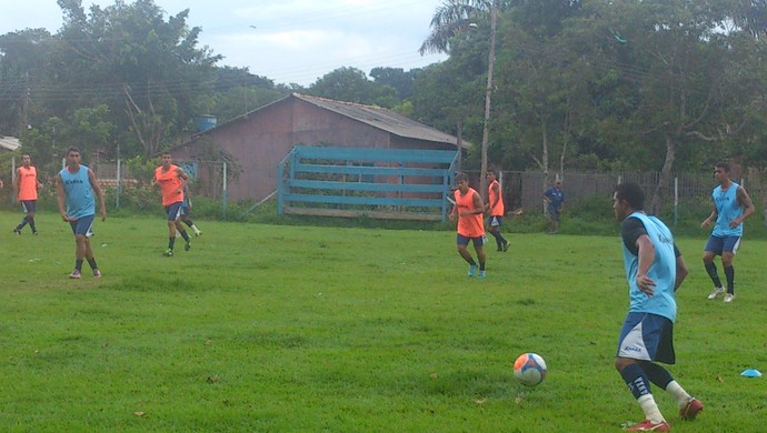 Jogadores durante o treino desta segunda-feira (24), no Maicá (Foto: Weldon Luciano  - GloboEsporte.com)
