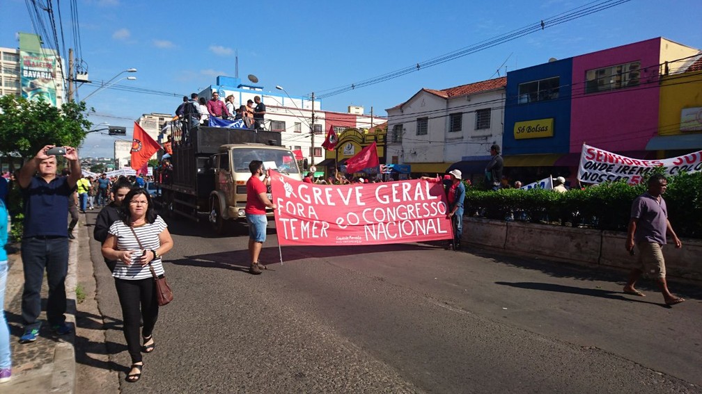 Protesto interditou o trânsito na principal avenida do centro de Bauru (Foto: Renata Marconi/ G1 )