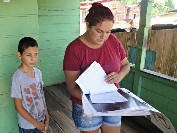 Christian Negreiros, de 10 anos, possui três problemas na coluna, diz a mãe Thayanna de Souza (Foto: Adelcimar Carvalho/G1)