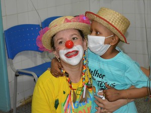 PequenoMiguel posa para fto ao lado de sua amiga, que ajuda a alegrar seus fins de semana (Foto: Mary Porfiro/G1)