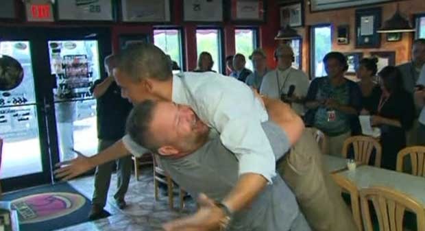 Obama foi surpreendido por um abraço forte de um eleitor na Flórida (Foto: BBC)
