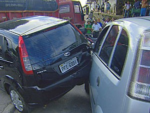 Caminhão atingiu dois carros e duas motos em Olinda (Foto: Reprodução / TV Globo)
