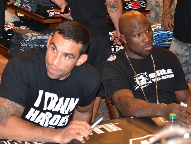 Fabrício Werdum e King Mo Lawal em fila de autógrafos UFC (Foto: Adriano Caldas / Globoesporte.com)
