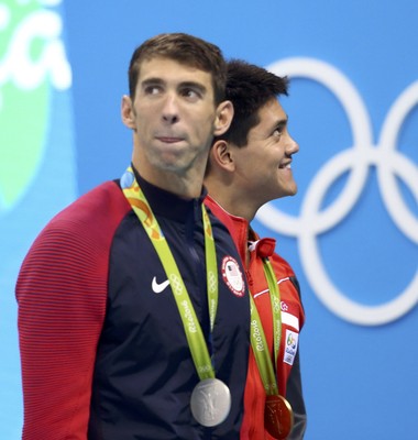 Michael Phelps e Joseph Schooling  no pódio (Foto: Marcos Brindicci/REUTERS)