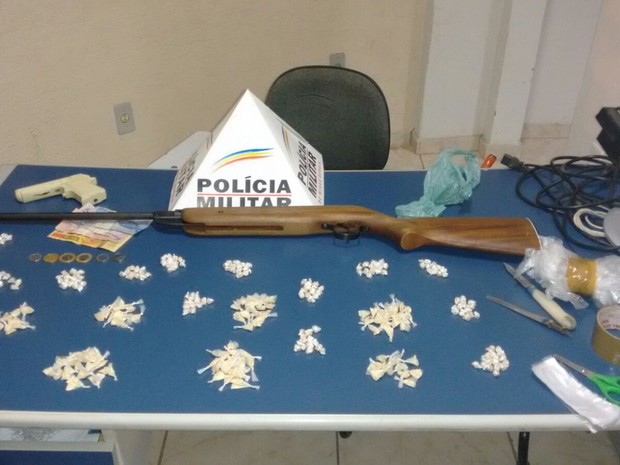Drogas apreendidas pela PM no Ciro dos Anjos (Foto: Divulgação / Polícia Militar)